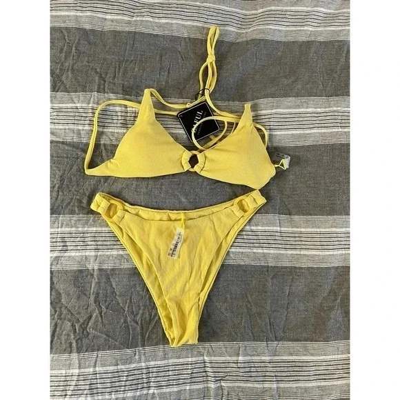 Bikini - Picture 1 of 2